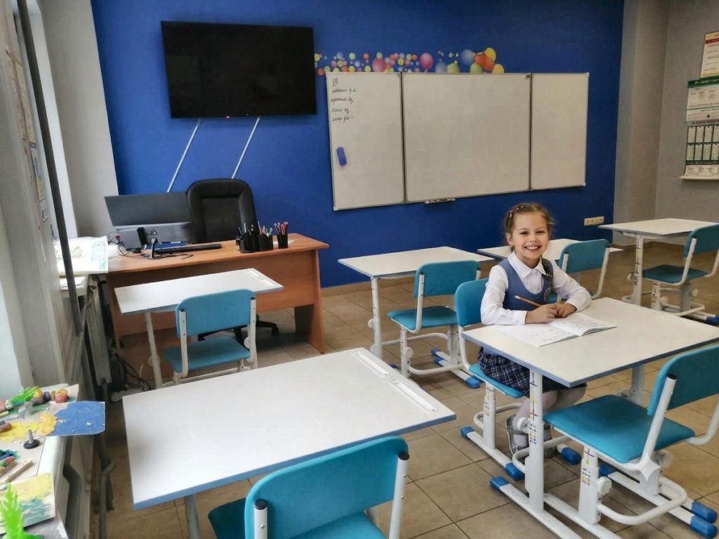 Ученик 3 класса на уроке в школе «Декарт»